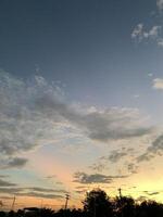 el noche cielo estaba entonces pacífico y relajado a el parque. foto