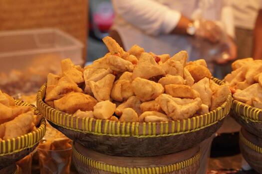 un cesta de frito tofu o tahu es apilado arriba alto y desplegado en un mesa. foto