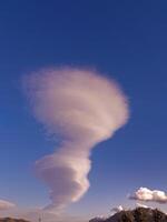 fascinante nube formación ese aparece a desafiar el tranquilidad de el claro cielo foto