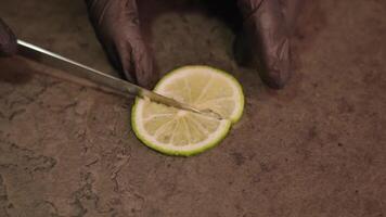 kock nedskärningar kalk skiva in i kvartal använder sig av skarp kniv makro video