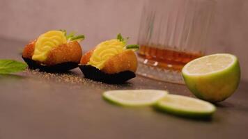 Decorated cupcakes lie on table next to lime and cocktail video