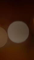 abstrato luz círculos em uma suave e sutil fundo, combinando vibrante estético elementos video