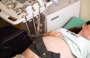Cardiotocography in pregnant women, methodological and functional diagnostics based on the registration of the frequency of fetal cardiovascular diseases and uterine contractility during photo