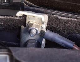 wire connecting the negative terminal of an electrical element to the vehicle body, close-up photo