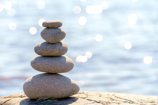 pirámide de piedras inestable equilibrar de Roca objetos. idílico estado de naturaleza. foto