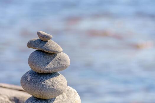 pirámide de piedras inestable equilibrar de Roca objetos. idílico estado de naturaleza. foto