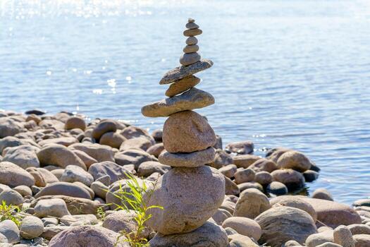 pirámide de piedras inestable equilibrar de Roca objetos. idílico estado de naturaleza. foto