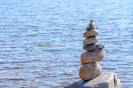 pirámide de piedras inestable equilibrar de Roca objetos. idílico estado de naturaleza. foto