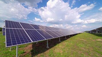 solar painéis produzir eletricidade a partir de a Sol. limpar \ limpo tecnologia para Melhor futuro. Inovativa solar painel eletricidade estação para renovável verde energia. video