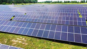 aéreo visualizar. topo Visão em azul solar painéis. verde energia. painéis em a teto. video