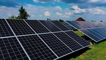 aéreo visualizar. topo Visão em azul solar painéis. verde energia. painéis dentro a campo. video