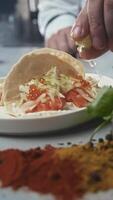 restaurante sirve tacos con caviar y rojo pez, coronado con Lima jugo. salmón filete y iceberg lechuga añadir Fresco sabor a plato. cerca arriba. vertical video