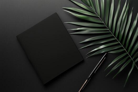 elegante minimalista cuaderno con verde palma hoja y bolígrafo foto