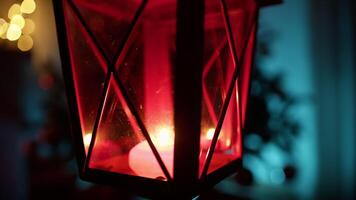 Weihnachtsmänner rot Laterne rotierend im Vorderseite von das Silhouette von Baum beim Nacht video