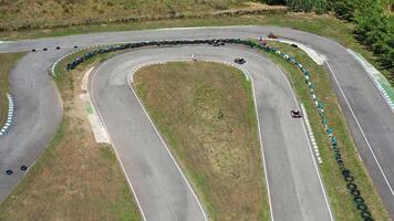 zumbido capturar Go Karts carreras en devanado pistas desde aéreo ver video