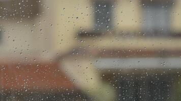 gouttes de pluie dans le verre de une fenêtre tandis que c'est il pleut à l'extérieur video