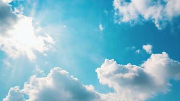 sérénité dans le ciel doux duveteux des nuages flottant en dessous de une brillant ensoleillé bleu ciel video