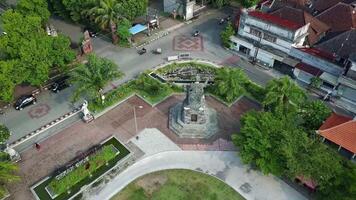 An aerial view of a city square with a statue video