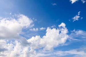 cielo con blanco nubes nublado clima en verano día. foto