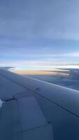 4k real Tempo cenas do avião voar olhando Fora a partir de avião janela. vertical cenas Visão a partir de a janela com prata asa do a avião. video