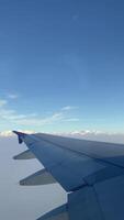 4k real Tempo cenas do avião voar olhando Fora a partir de avião janela. vertical cenas Visão a partir de a janela com prata asa do a avião. video