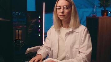 fêmea programador codificador caucasiano mulher investidor noite atrasado computador trabalhos às casa sorridente feliz menina senhora empresária o negócio estoque mercado comerciante criptografia moeda bitcoin gráficos rede negociação conectados video