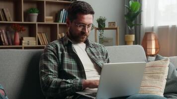 caucasiano homem masculino trabalhador autonomo homem de negocios o negócio cara conectados compras computador portátil computador trabalhando distante trabalhos Internet pc navegando internet rede mostrando polegar acima recomendar satisfeito feliz gesto às casa video