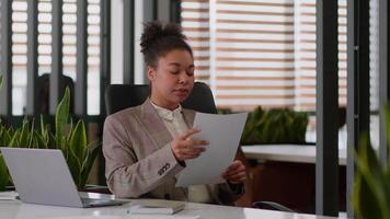 africano americano mujer étnico mujer de negocios jefe negocio empleador gerente en oficina lugar de trabajo banco empresa insatisfecho grave niña hembra leer documento reporte arruga papel lanzamiento lejos fracaso video