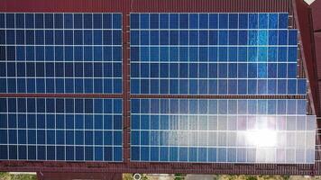 solar painel refletindo a Sol video