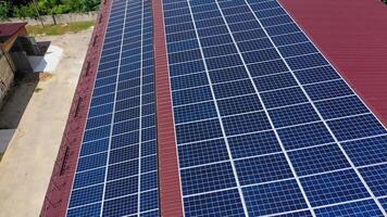 solar painéis em a cobertura do a construção video