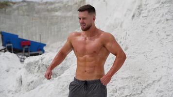 Man showing her perfect abs. Well built bodybuilder posing in the mountains video