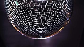 Disko Ball mit hell Strahlen. schließen oben von bunt Disko Ball Licht hängend auf Decke video