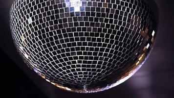 Disko Ball auf Hintergrund. Spiegel Disko Ball hängend von das Decke video