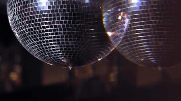 Disko Ball schließen oben Sicht. schließen oben Aussicht von funkelnd Disko Ball auf Party video