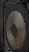 An impressive setup featuring both a Gong and a Bass Drum, ideal for exciting performances. Clip video