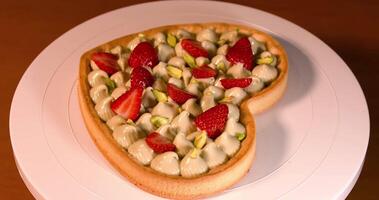 Heart-shaped cake rotates on the plate video