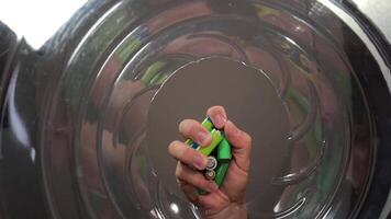 pessoa lança usava pilhas para dentro a circular abertura do uma reciclando bin, promovendo apropriado desperdício disposição e apoiando de Meio Ambiente conservação esforços video