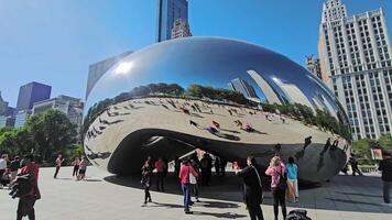 Chicago Illinois 10 Dezember 2024 Wolke Tor und viele Touristen auf ein sonnig Tag, das ikonisch Wolke Tor Skulptur im Chicago, reflektierend Design und städtisch die Architektur video