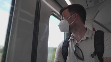bondé train à 9 euro billet dans Allemagne. Masculin passager portant masque des stands à porte de train et regards par fenêtre, non des places dans wagon. se soucier pour Masculin santé. smog filtre pour air purification. video