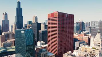 Chicago Illinois 10 dezembro 2024 centro da cidade Horizonte com Willis torre e pode Centro. aéreo Visão do Chicago centro da cidade Horizonte apresentando a icônico Willis torre e a vermelho pode Centro construção em uma video