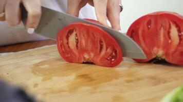 fatiamento fresco suculento tomate. conceito para fazer salada, pizza e mais. video