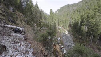 man cyklist drar cykel genom lavin i berg. cyklist är instängd i hinder och är dragande hans cykel genom ett is glida med cykel i hans händer. lavin på cykling rutt i alperna. video