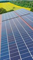 solar painel em teto. vertical video