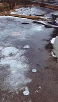natureza dentro perigo. sombrio fundo do uma rio e Campos dentro Primavera. de Meio Ambiente problemas. aéreo voo. vertical video