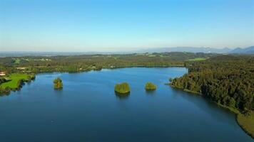 Seehamer See, See in Bayern, Deutschland Luftbild im Sommer. Aerial view of lake Seehamer sunny in summer in Germany, Bavaria. Theme nature and nature reserves in Germany. Landschaftsschutzgebiet. video