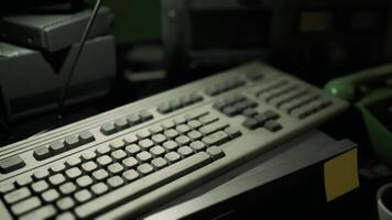 detalhado Visão do a velho computador teclado dentro a escritório configuração às noite video