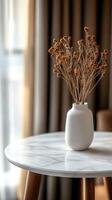 seco flor arreglo en un minimalista florero en un mármol mesa foto