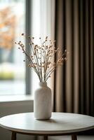 elegante seco flores en un mármol florero en un de madera mesa adentro foto