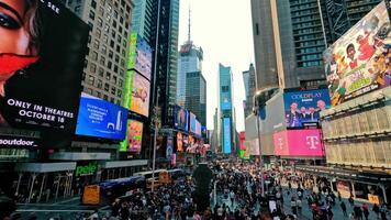 nuevo York -28.10.2024 hora lapso concurrido veces cuadrado con brillante vallas publicitarias y ocupado calles, veces cuadrado es bullicioso con personas y tráfico, con vistoso vallas publicitarias video