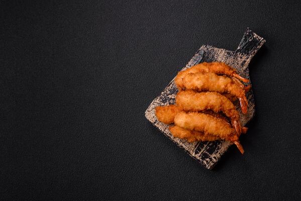 Hot crispy shrimp breaded with salt and spices with white sauce
